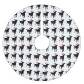 クリスマスのサンタクロースの帽子を身に着けている黒い実験室犬 ブラッシュドポリエステルツリースカート (正面)