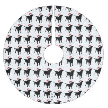 クリスマスのサンタクロースの帽子を身に着けている黒い実験室犬