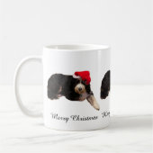クリスマスのサンタ帽子をかぶった愛らしい犬 コーヒーマグカップ (左)