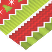 クリスマスのシェブロン赤いおよび緑のストライプなパターン ショートテーブルランナー (コーナー)