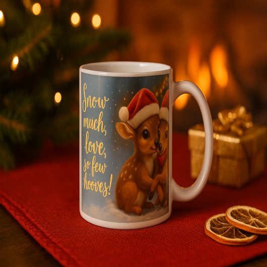 クリスマスのシカのカップルが居心地の良いキャビンのライトの下に コーヒーマグカップ