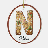 クリスマスのジンジャーブレッドレターNモノグラムをカスタマイズ セラミックオーナメント (左)