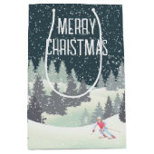 クリスマスのスキーヤーと冬の松の木 ミディアムペーパーバッグ (正面)