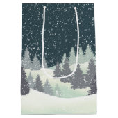クリスマスのスキーヤーと冬の松の木 ミディアムペーパーバッグ (裏面)