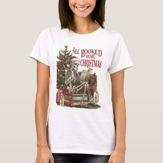クリスマスのスケルトンが本を読むアート Tシャツ