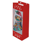 クリスマスのストッキングを持つかわいく黒いおよび茶色の子犬 ワインギフトバッグ (正面アングル)