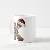 クリスマスのセーター編み文字 K サンタ帽子 コーヒーマグカップ (正面左)