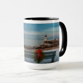 クリスマスのセーレムズウィンターアイランドライトハウス マグカップ (正面右)