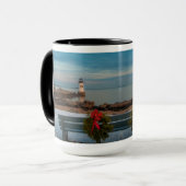 クリスマスのセーレムズウィンターアイランドライトハウス マグカップ (正面左)