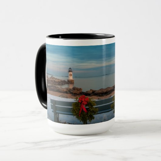 クリスマスのセーレムズウィンターアイランドライトハウス マグカップ (正面左)