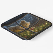 クリスマスのテディベアがツリーを飾る ペーパープレート (傾斜あり)