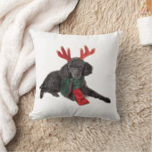 クリスマスのトナカイとして服を着る黒いトイプードル犬 クッション (ブランケット)