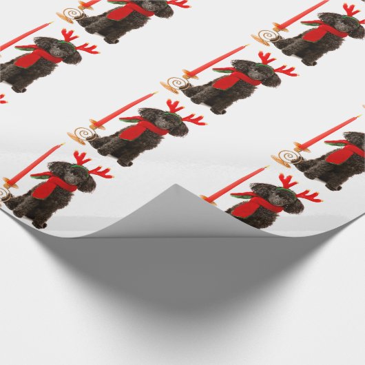 クリスマスのトナカイとして服を着る黒いトイプードル犬 ラッピングペーパー (角)