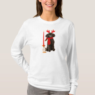 クリスマスのトナカイとして服を着る黒いトイプードル犬 Tシャツ