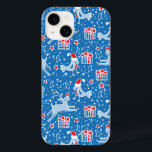 クリスマスのトナカイと歌う鳥のケース Case-Mate iPhone 14ケース<br><div class="desc">青い赤と白クリスマスパターンのケースは、かわいい鳥が歌い、サラ・トレットによって雪の中の贈り物を覗き込むデアー。</div>