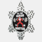 クリスマスのトレーニングのユーモア-サンタクロースの隠れ家 スノーフレークピューターオーナメント (右)