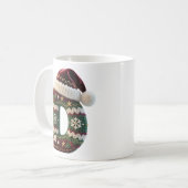クリスマスのニットセーターの文字Dサンタ帽子 コーヒーマグカップ (正面左)