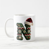 クリスマスのニットセーターの文字Nサンタ帽子 コーヒーマグカップ (左)
