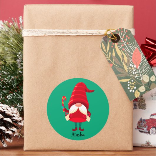 クリスマスのノームがキャンディケインを持つ ラウンドシール (クリスマス)