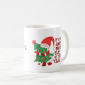クリスマスのノームがツリーを抱きしめる コーヒーマグカップ (正面右)