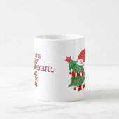 クリスマスのノームがツリーを抱きしめる コーヒーマグカップ (中央)