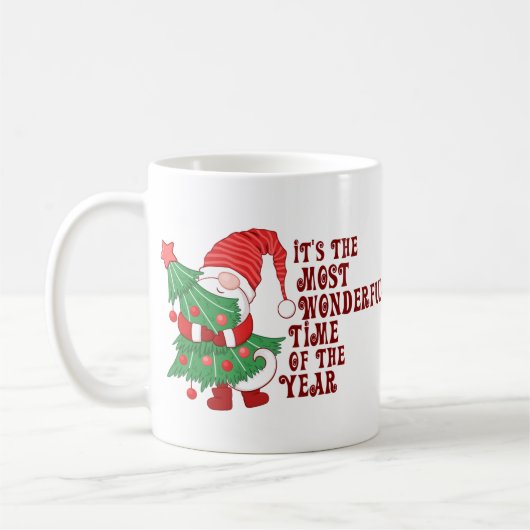 クリスマスのノームがツリーを抱きしめる コーヒーマグカップ (左)