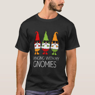 クリスマスのノームがノーム仲間と一緒にぶら下がってる 面白いガーデニング Tシャツ