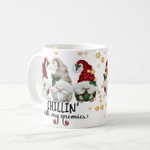 クリスマスのノームとリラックス ファニークリスマスグノーム コーヒーマグカップ (正面左)
