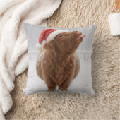 クリスマスのハイランドカウが雪の結晶をキャッチ クッション (ブランケット)