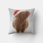 クリスマスのハイランドカウが雪の結晶をキャッチ クッション (裏面)