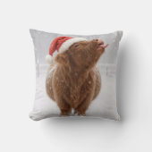 クリスマスのハイランドカウが雪の結晶をキャッチ クッション (正面)
