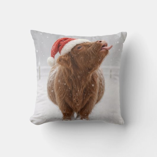 クリスマスのハイランドカウが雪の結晶をキャッチ クッション (正面)