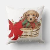 クリスマスのバスケットに坐っているプードルの子犬 クッション (裏面)