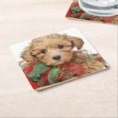 クリスマスのバスケットに坐っているプードルの子犬 スクエアペーパーコースター (アングル)