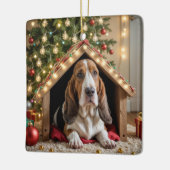 クリスマスのバセットハウンドの犬小屋 セラミックオーナメント (左)