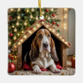 クリスマスのバセットハウンドの犬小屋 セラミックオーナメント (正面)