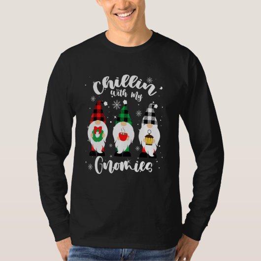 クリスマスのバファローチェックのノームと一緒のくつろぎタイム Tシャツ (正面)