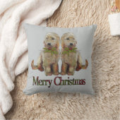 クリスマスのヒイラギが付いているLabradoodleの子犬のカップル クッション (ブランケット)