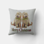クリスマスのヒイラギが付いているLabradoodleの子犬のカップル クッション (裏面)