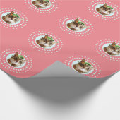 クリスマスのヒイラギの包装紙を持つ虎猫猫 ラッピングペーパー (角)