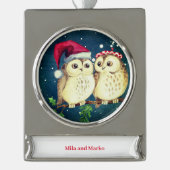 クリスマスのフクロウが恋に甘い シルバープレートバナーオーナメント (正面)