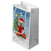 クリスマスのプレゼントで雪の中のイギリスのブルドッグ スモールペーパーバッグ (裏面アングル)