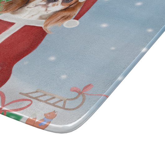 クリスマスのプレゼントで雪の中のキャバリエの王様の犬 カッティングボード (角)