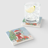 クリスマスのプレゼントで雪の中を犬をパグ ストーンコースター (横)