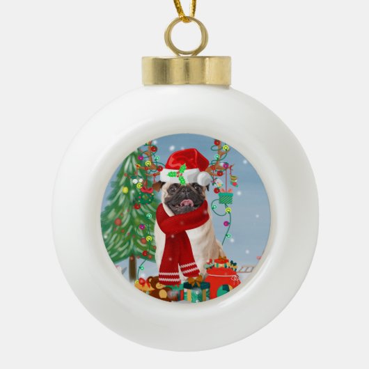 クリスマスのプレゼントで雪の中を犬をパグ セラミックボールオーナメント (正面)