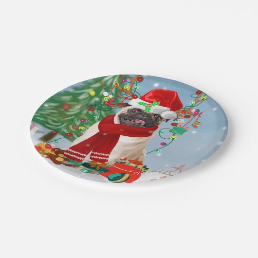 クリスマスのプレゼントで雪の中を犬をパグ ペーパープレート (アングル)
