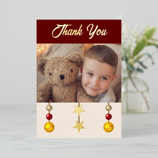 クリスマスのプレゼントの写真を掲載したワインレッドのカード 箔シーズンカード (立ち正面)