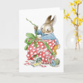 クリスマスのプレゼントを包むウサギ カード (黄色い花)