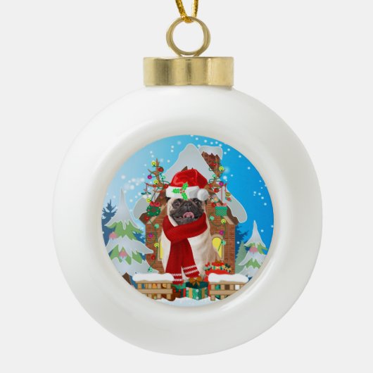 クリスマスのプレゼントを持つパグ犬 セラミックボールオーナメント (正面)