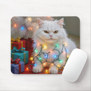 クリスマスのペルシャ猫がホリデーライトに絡まる マウスパッド